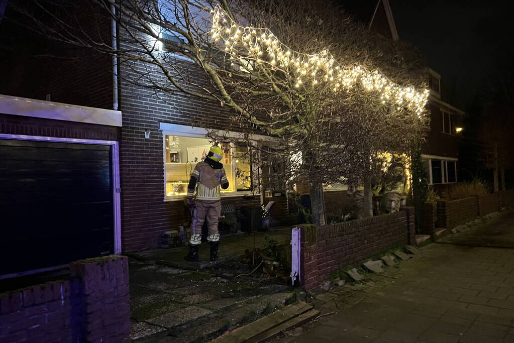Rolluik waait uit rails door harde wind