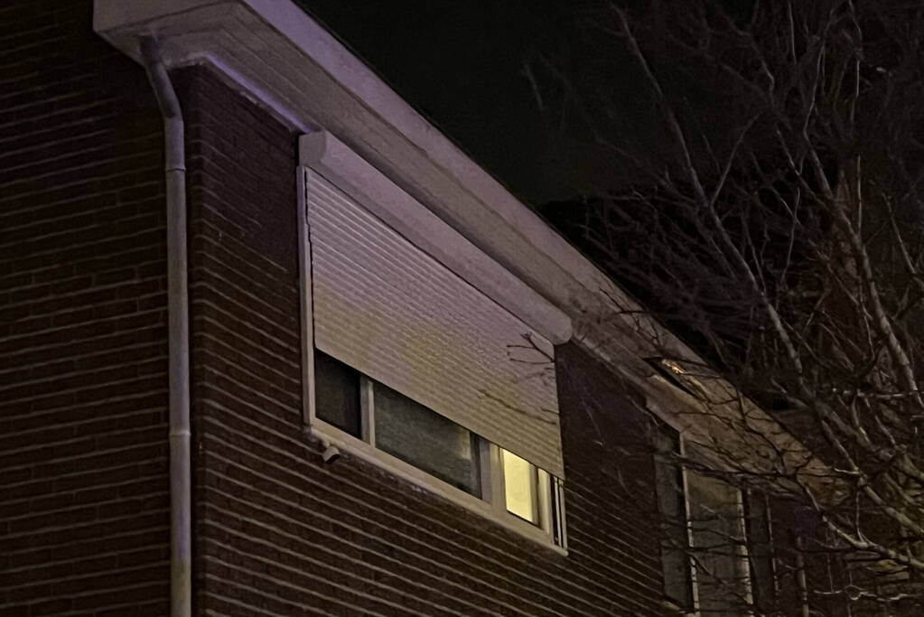 Rolluik waait uit rails door harde wind