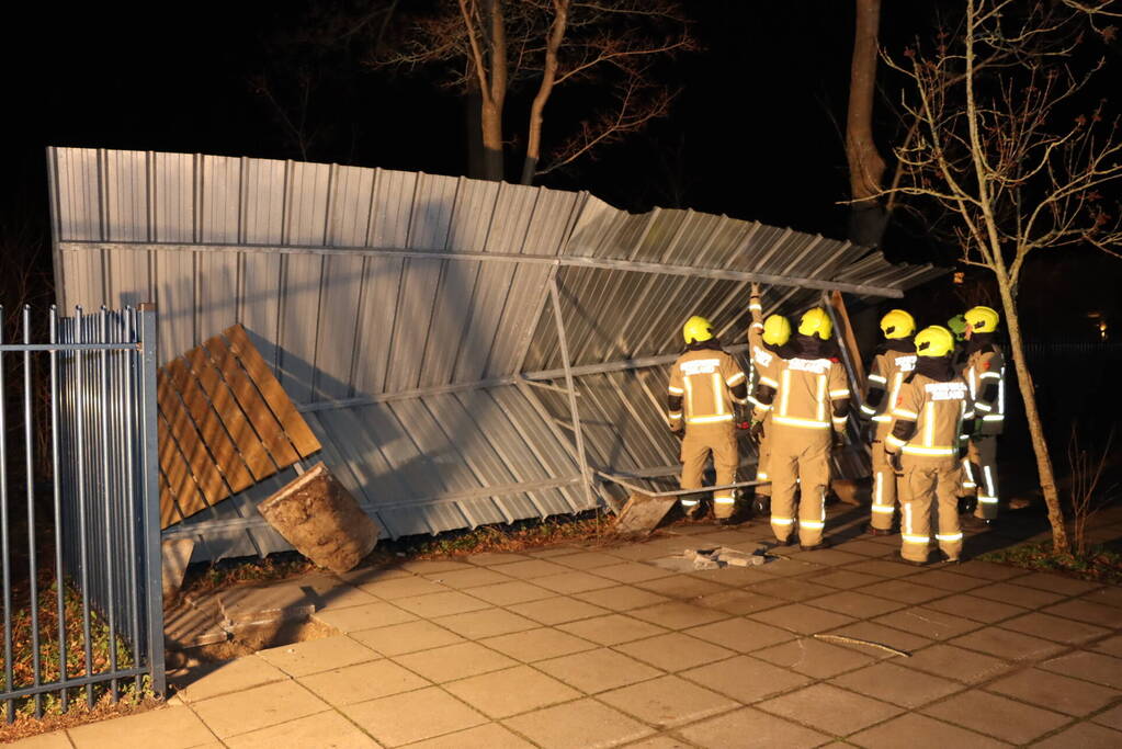Brandweer heeft flinke klus aan omgewaaid fietsenhok