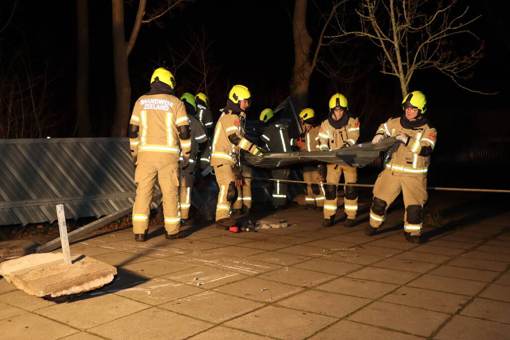 Brandweer heeft flinke klus aan omgewaaid fietsenhok