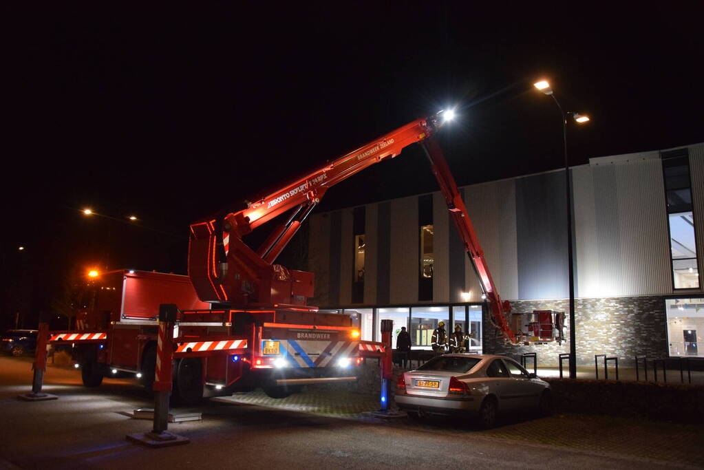 Brandweer zet hoogwerker in voor loshangende gevelplaat