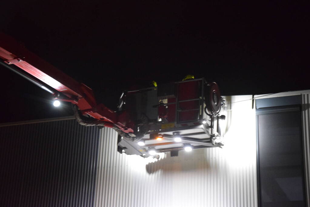Brandweer zet hoogwerker in voor loshangende gevelplaat