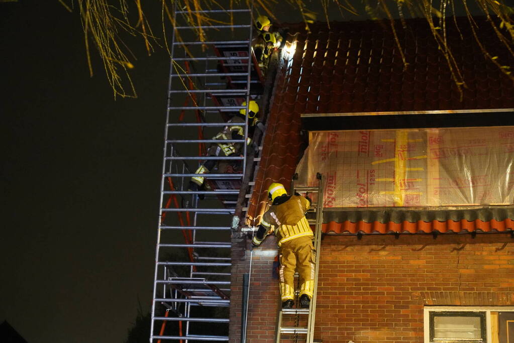 Dakpannen waaien van woning