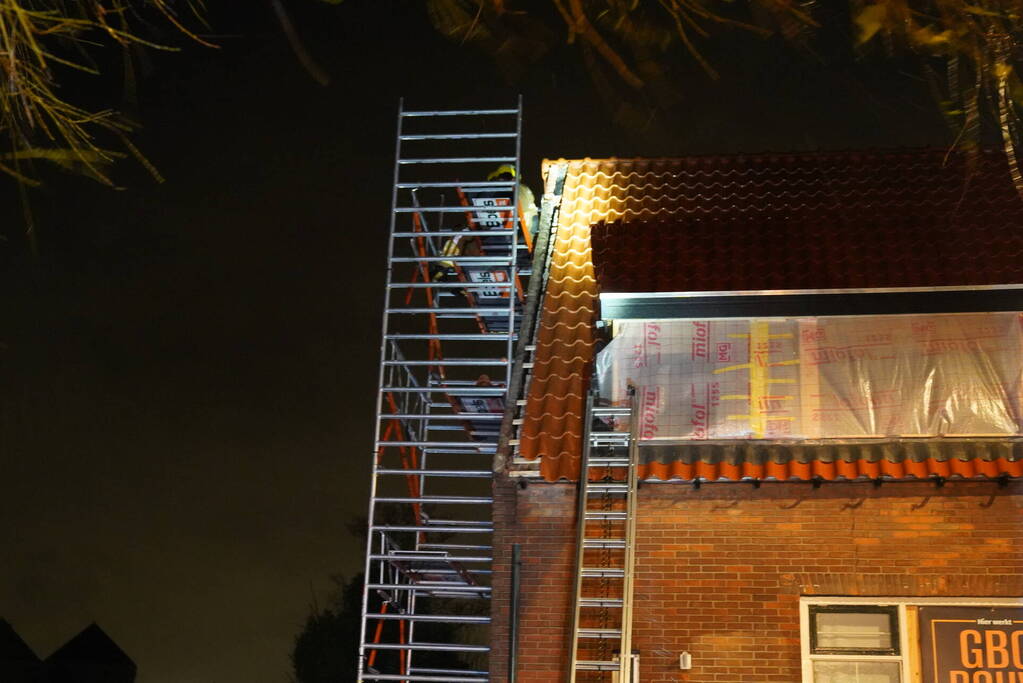 Dakpannen waaien van woning