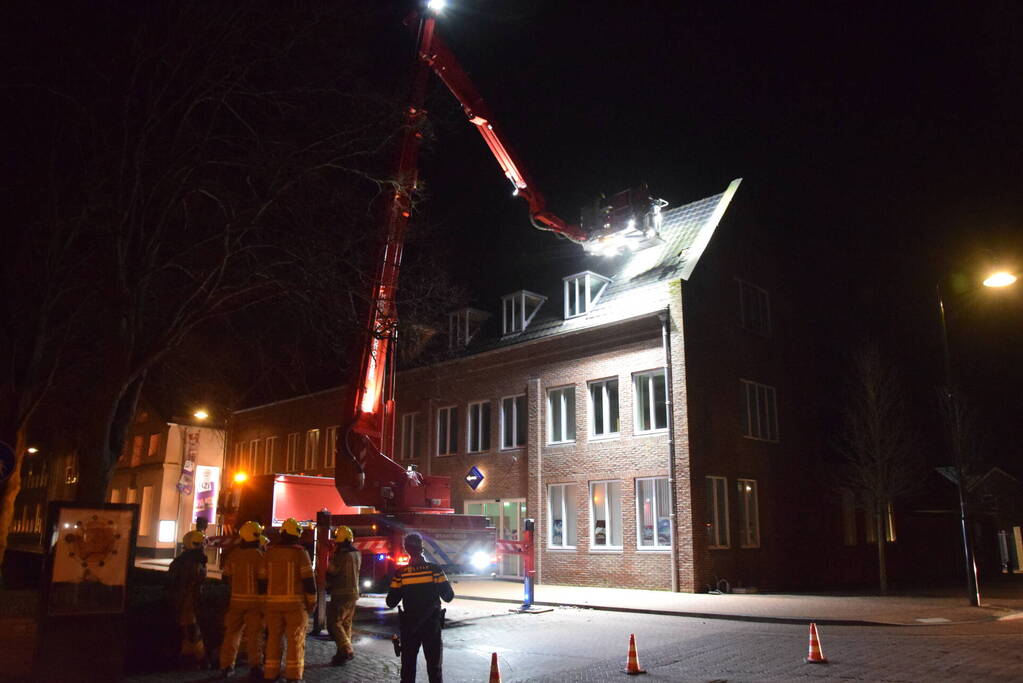 Dakpannen waaien van politiebureau af