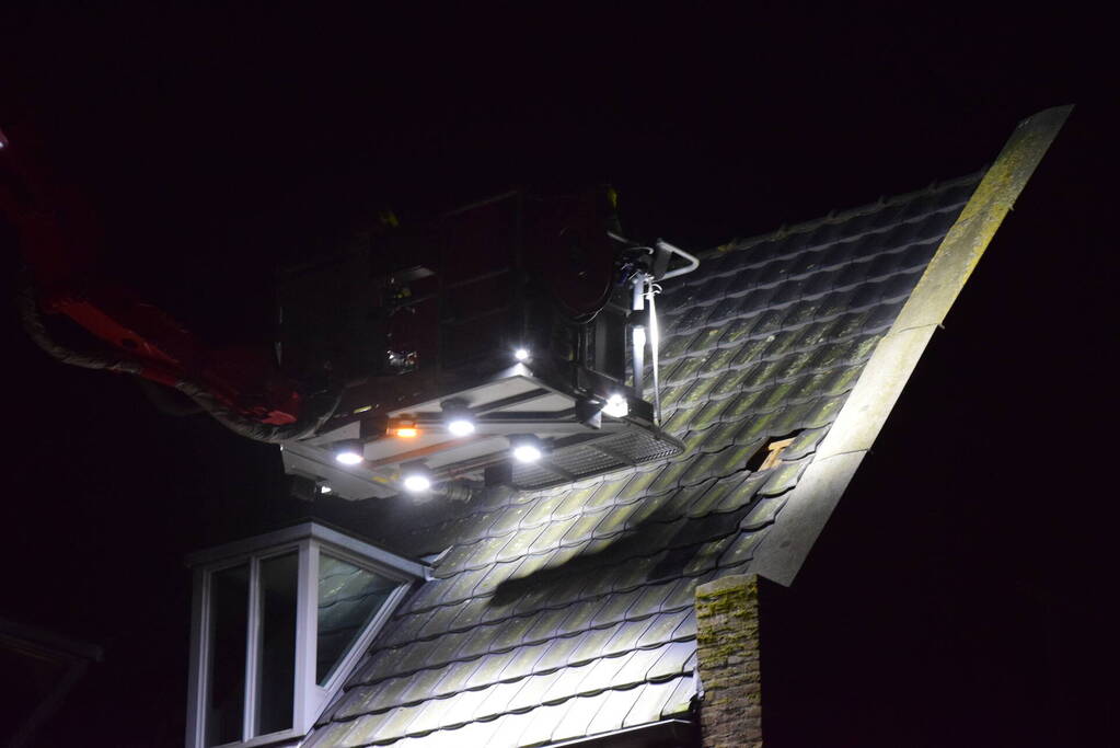 Dakpannen waaien van politiebureau af