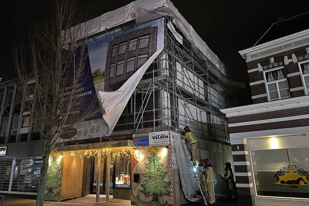 Reclamezeilen aan steiger waaien los