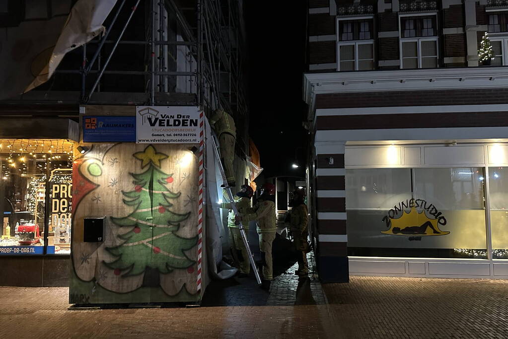 Reclamezeilen aan steiger waaien los