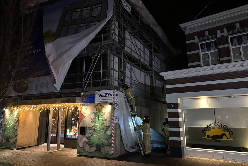 Reclamezeilen aan steiger waaien los