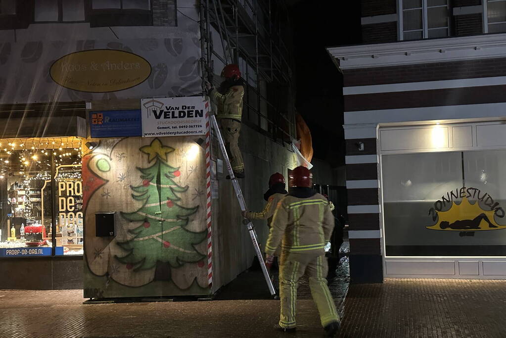 Reclamezeilen aan steiger waaien los