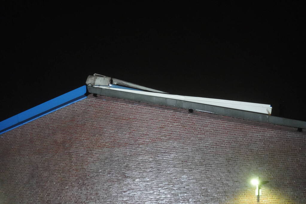 Dakrand van autobedrijf slaat om door harde wind