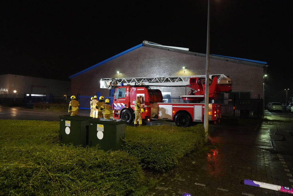 Dakrand van autobedrijf slaat om door harde wind