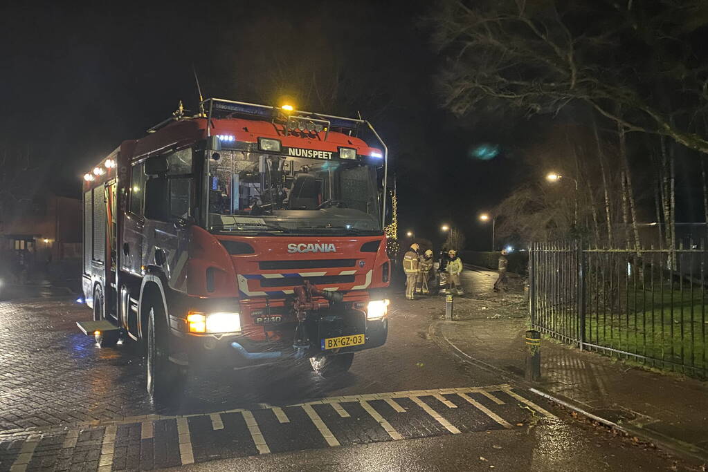 Omgevallen boom valt op hekwerk en blokkeert weg