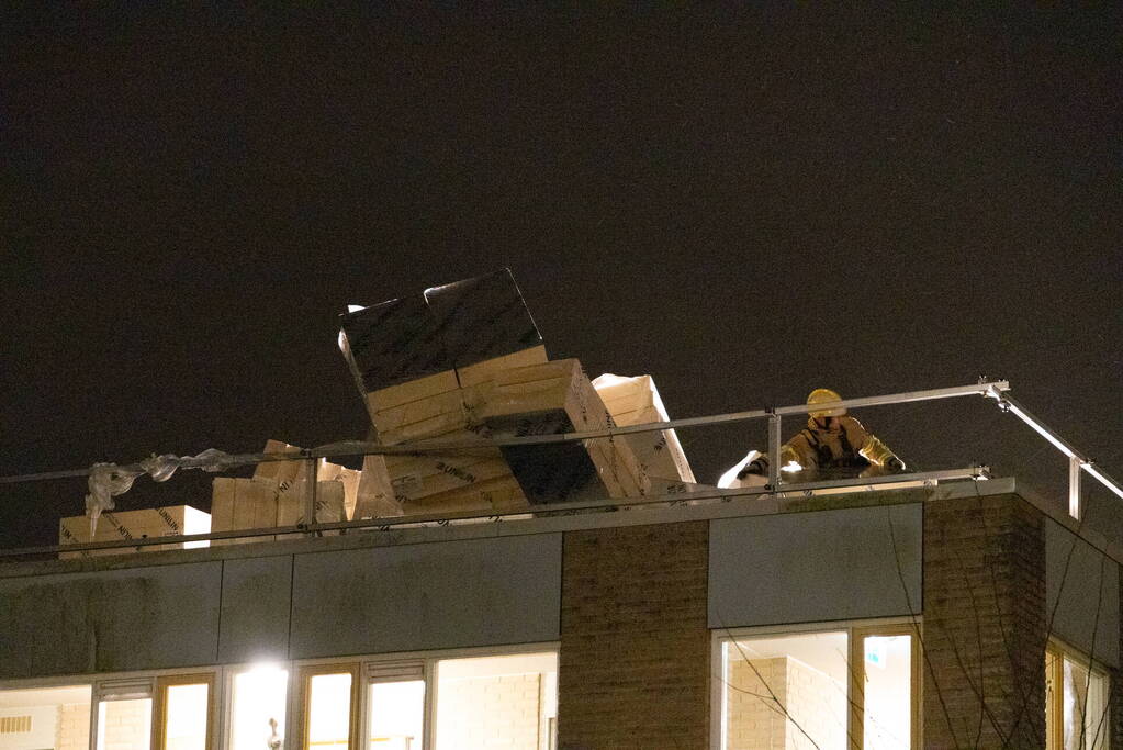 Bouwmateriaal dreigt van flat te waaien