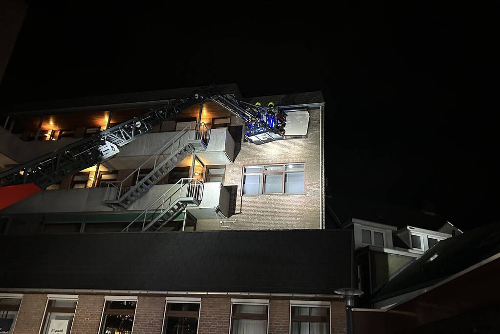 Rolluik dreigt van woning te waaien