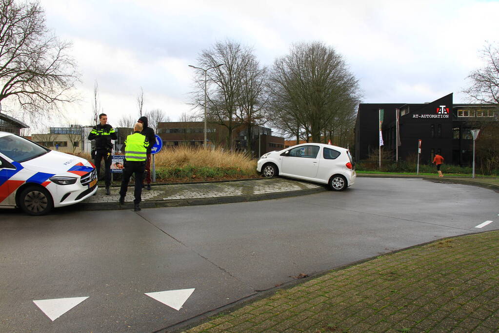 Automobilist belandt op rotonde