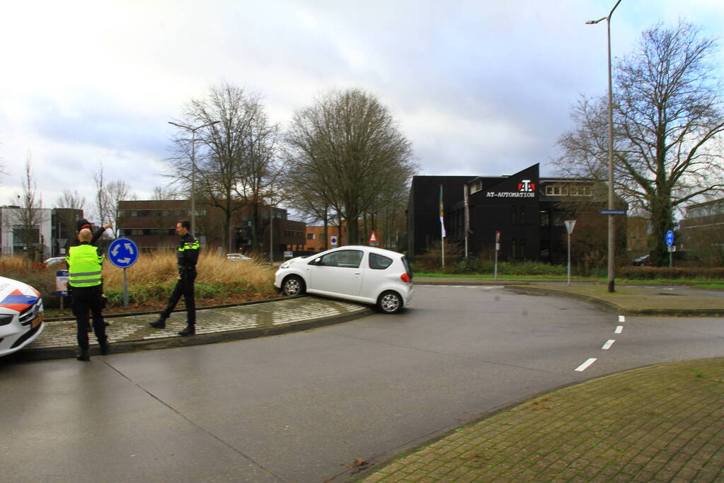 Automobilist belandt op rotonde