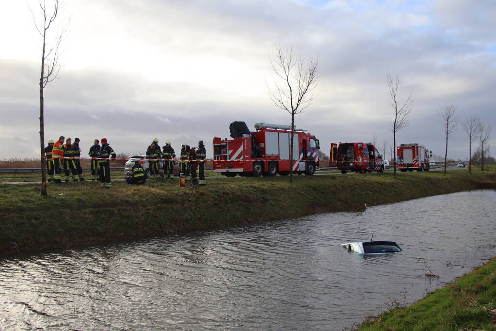 Brandweer ingezet voor te water geraakte auto