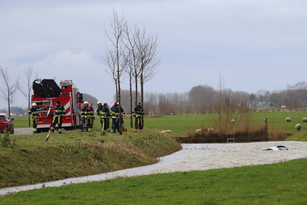 Brandweer ingezet voor te water geraakte auto