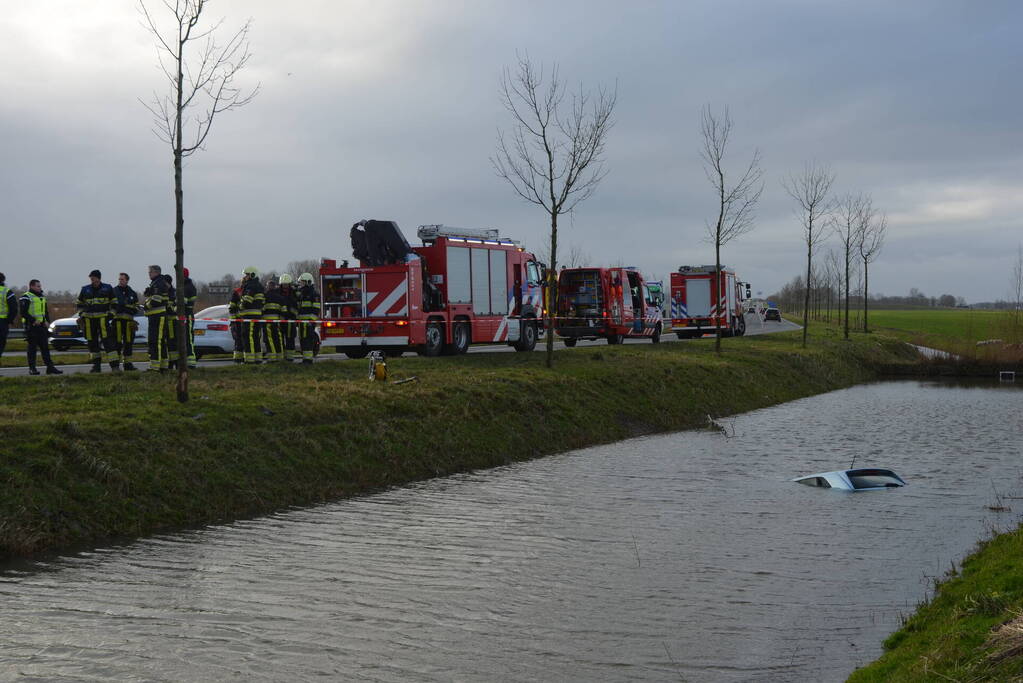 Brandweer ingezet voor te water geraakte auto