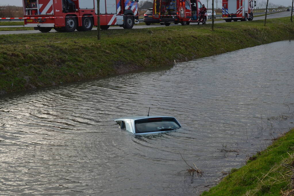 Brandweer ingezet voor te water geraakte auto