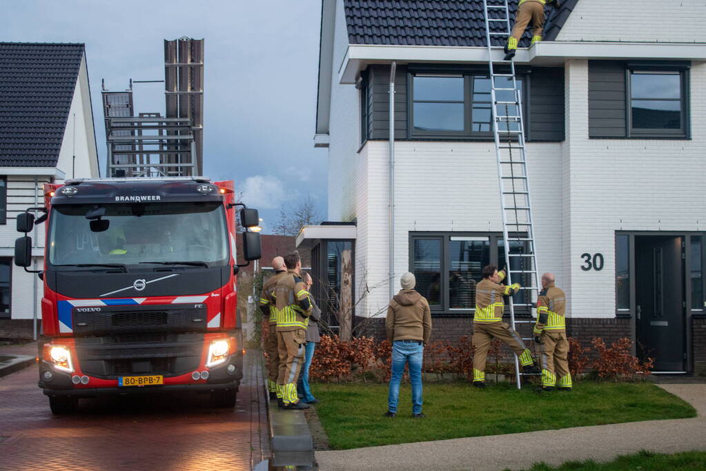 Losgekomen dakpannen goedgelegd door brandweer