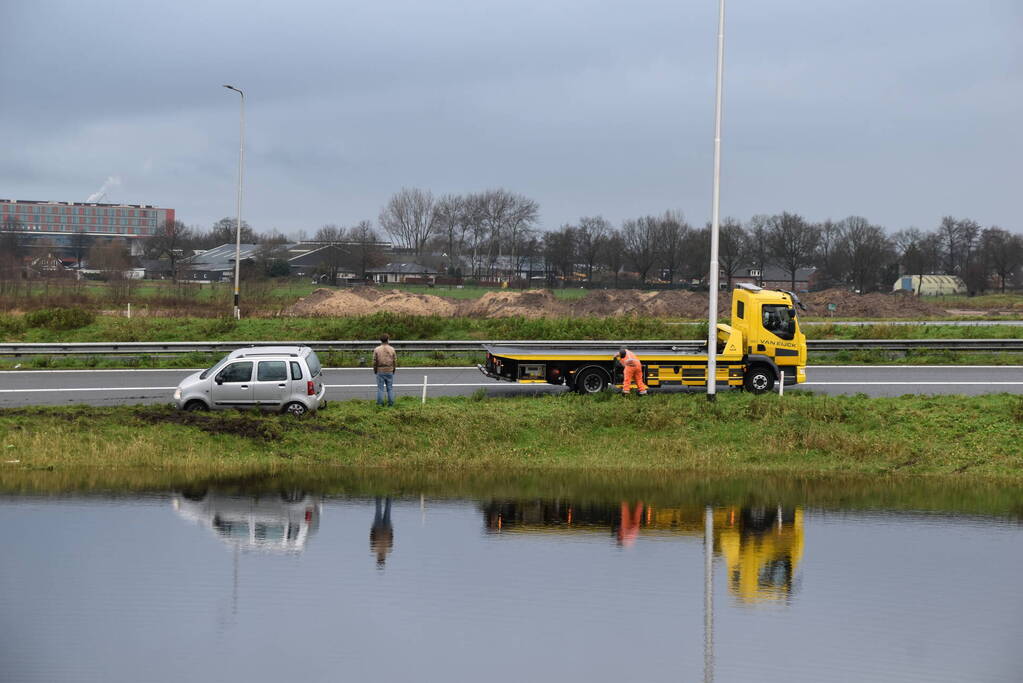 Weer vliegt een auto uit de bocht op afrit