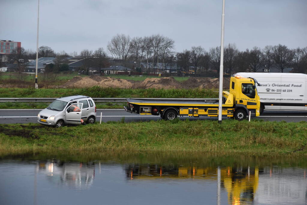Weer vliegt een auto uit de bocht op afrit
