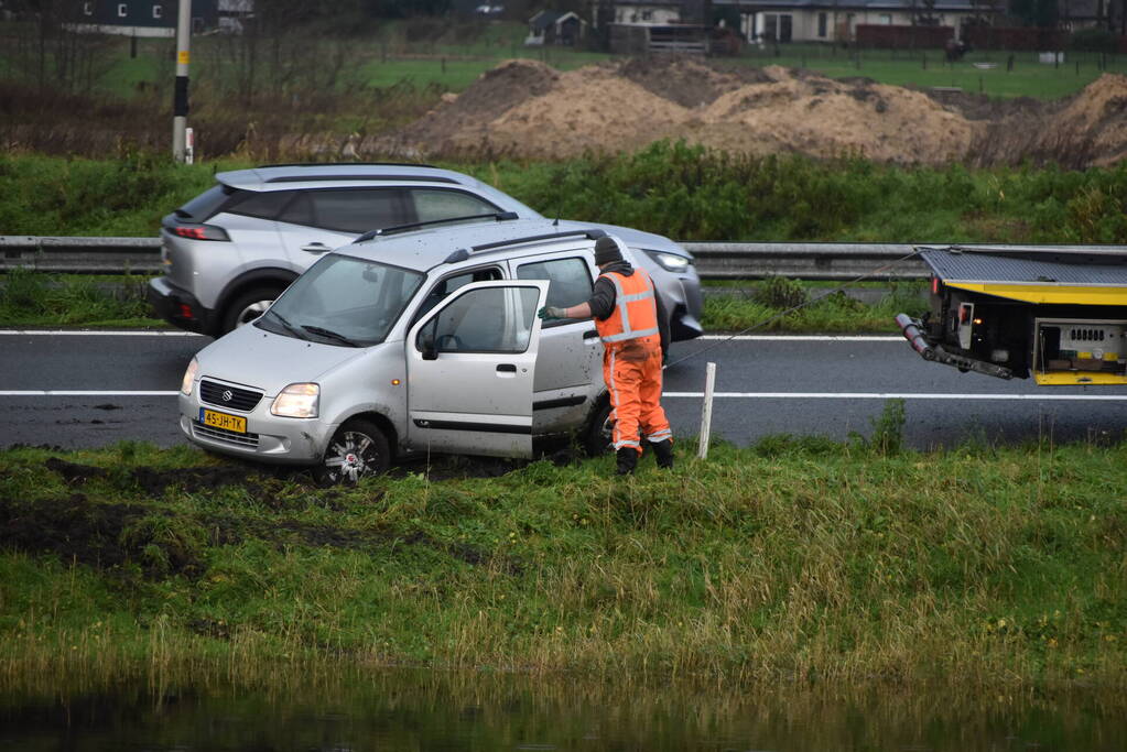 Weer vliegt een auto uit de bocht op afrit