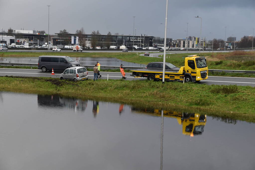 Weer vliegt een auto uit de bocht op afrit