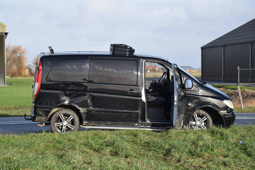 Bestelbus en personenauto botsen op bekende kruising