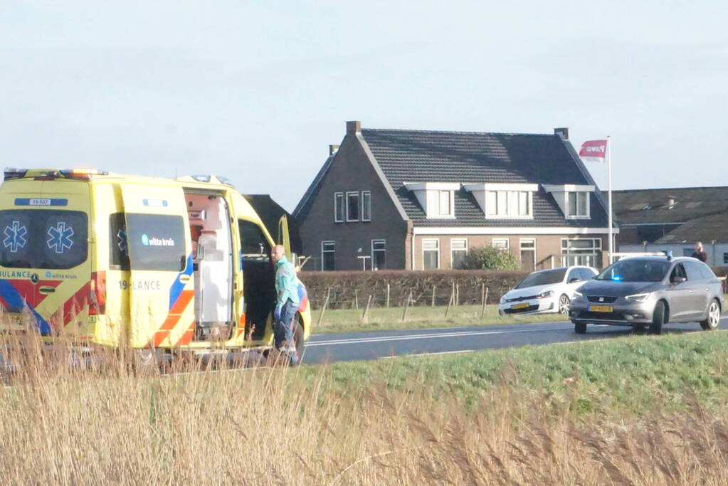 Bestelbus en personenauto botsen op bekende kruising