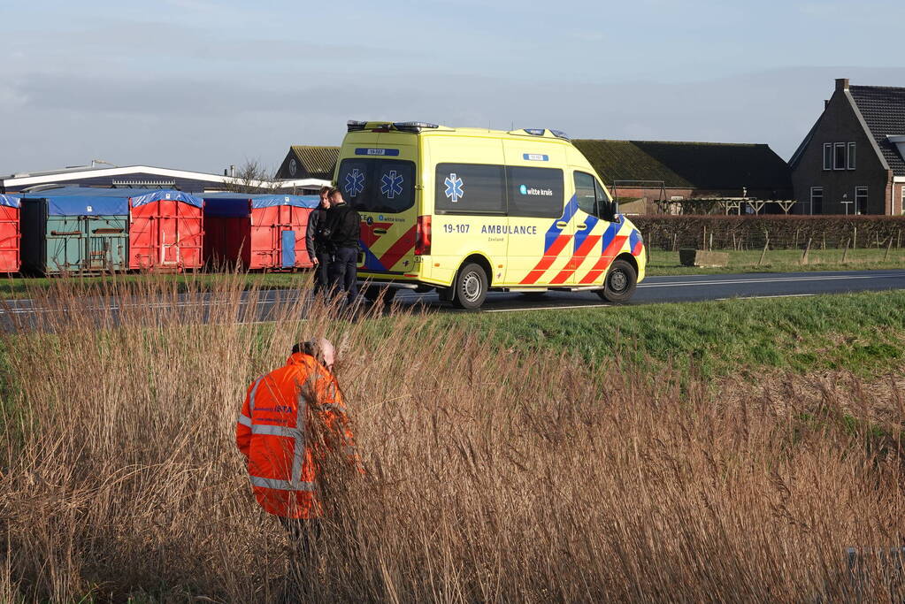 Bestelbus en personenauto botsen op bekende kruising