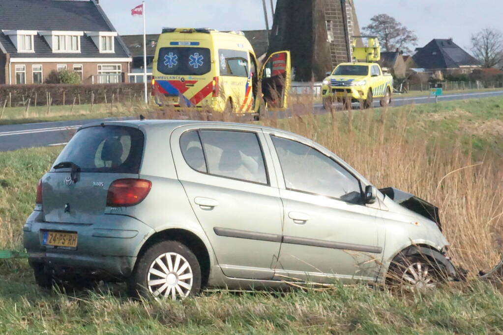 Bestelbus en personenauto botsen op bekende kruising