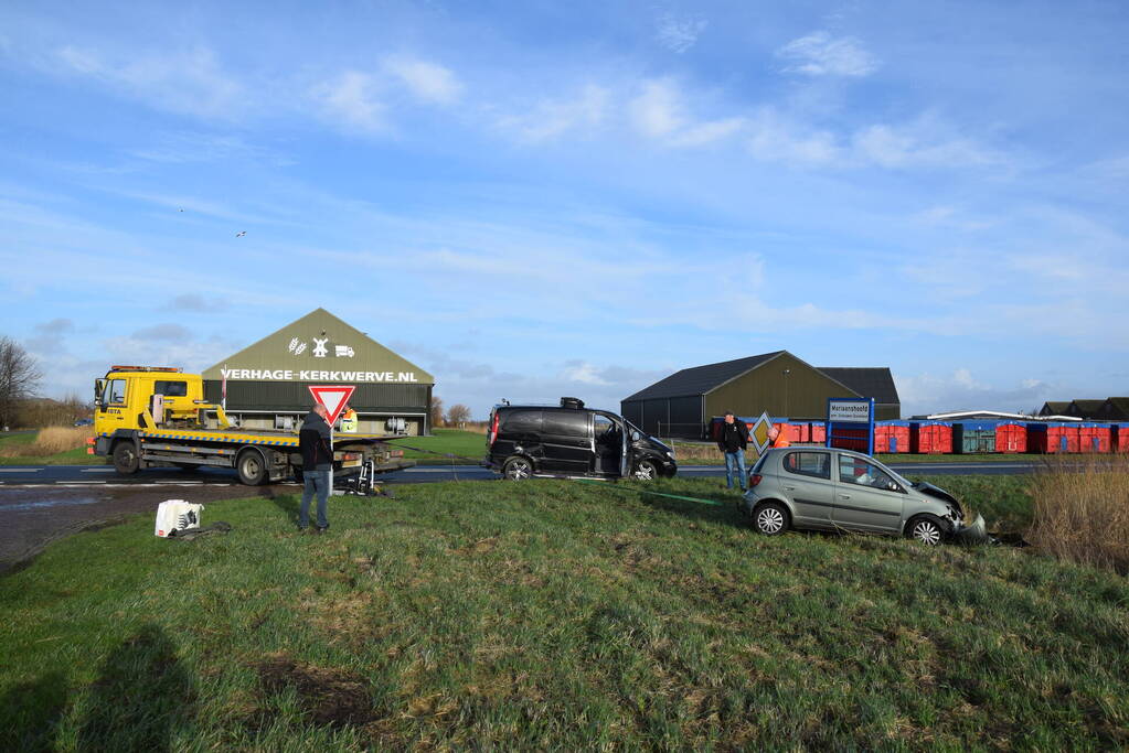 Bestelbus en personenauto botsen op bekende kruising