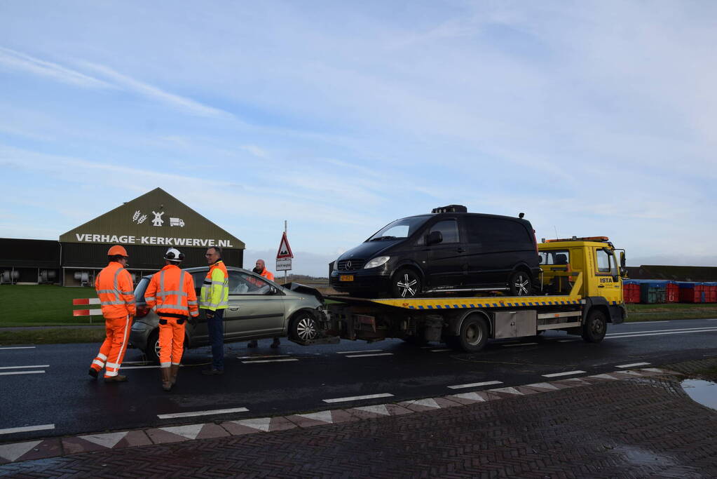 Bestelbus en personenauto botsen op bekende kruising