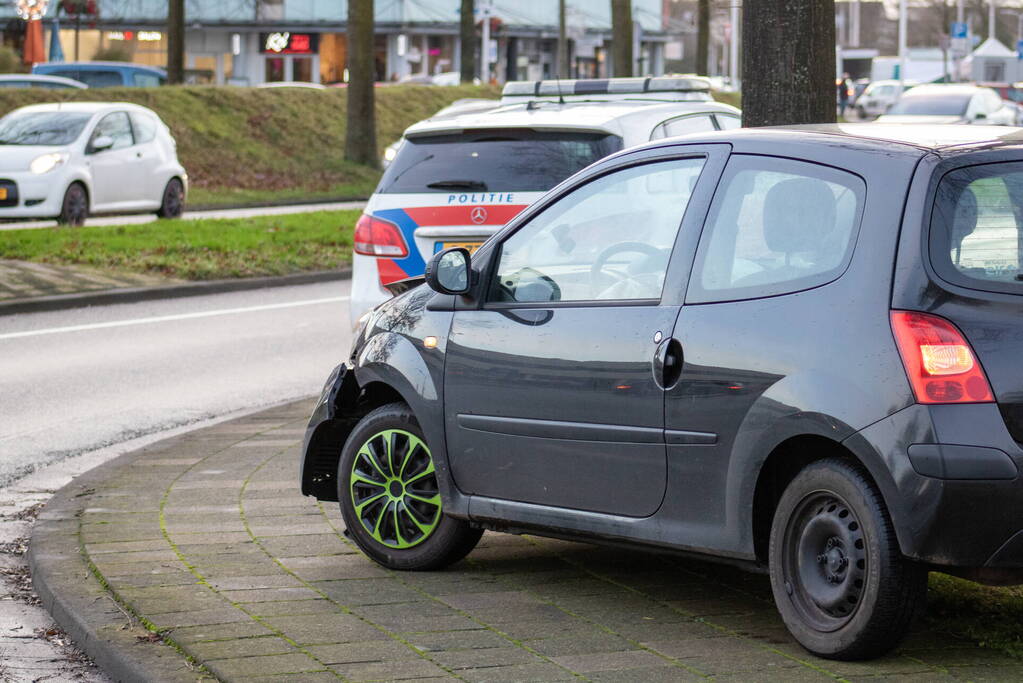 Automobilist rijdt op paal