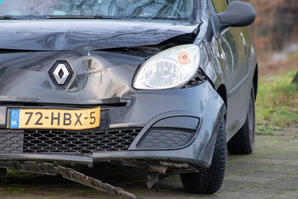 Automobilist rijdt op paal