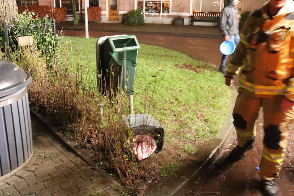 Brandweer blust brand in prullenbak