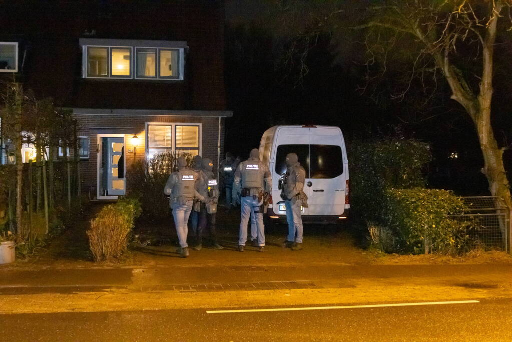 Dienst Speciale Interventies valt woning binnen