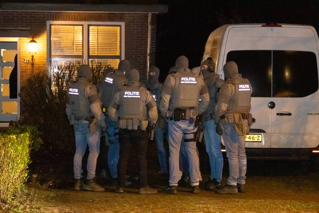 Dienst Speciale Interventies valt woning binnen