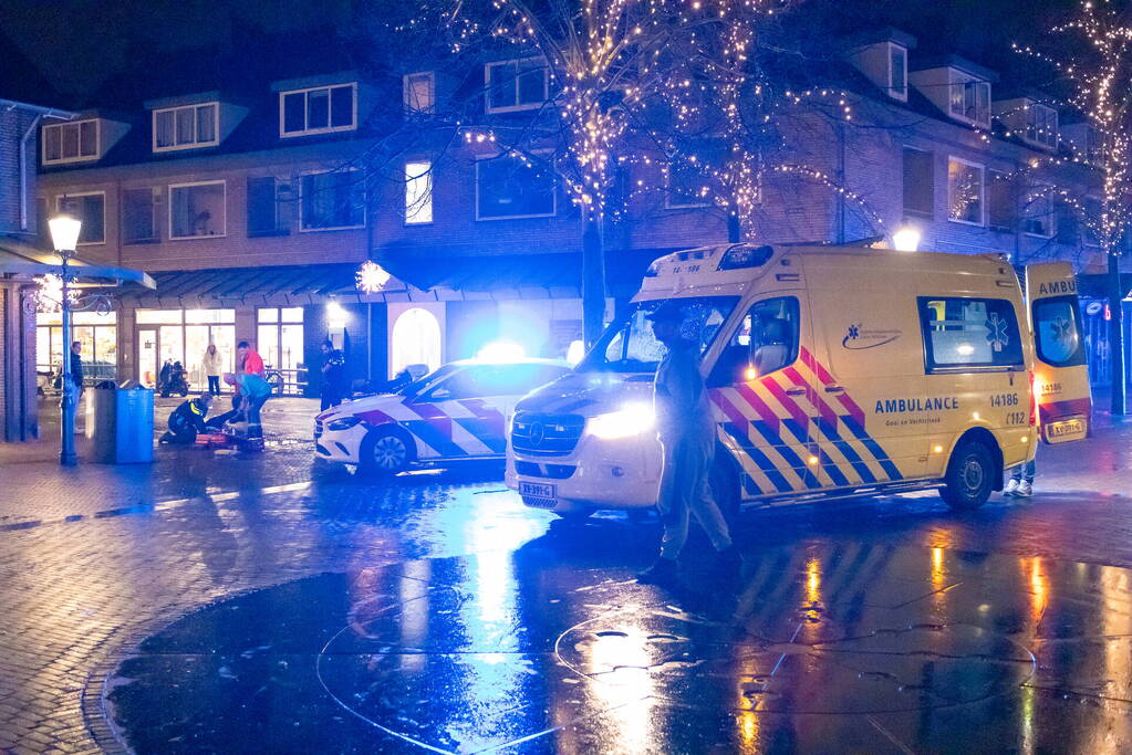 Persoon zwaargewond op straat aangetroffen