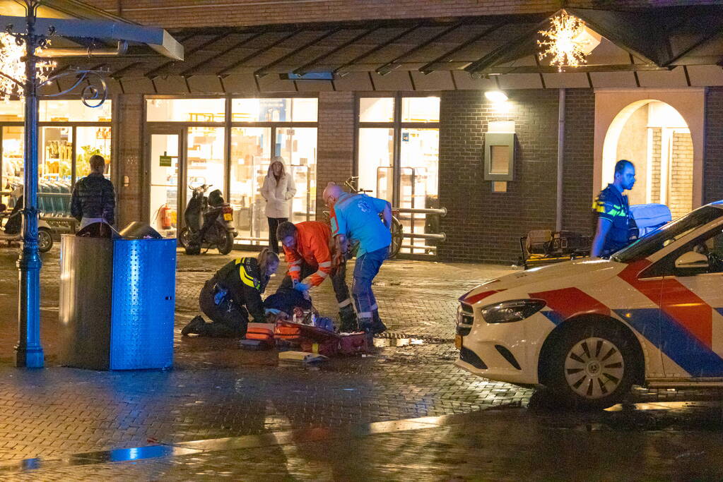 Persoon zwaargewond op straat aangetroffen
