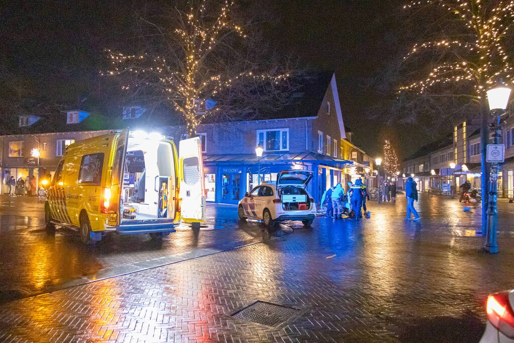 Persoon zwaargewond op straat aangetroffen