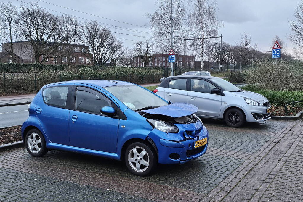 Automobilist botst tegen tunnelwand
