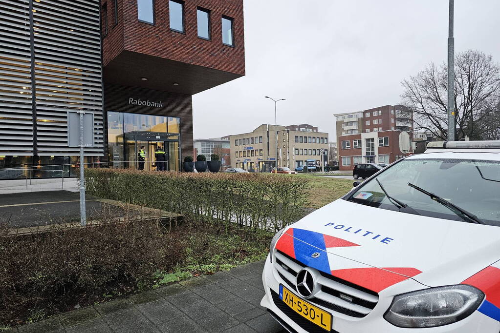 Politie ingezet nadat overval alarm afgaat bij bank