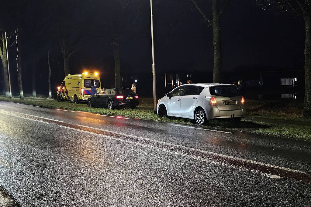 Kind nagekeken na botsing tussen twee auto's