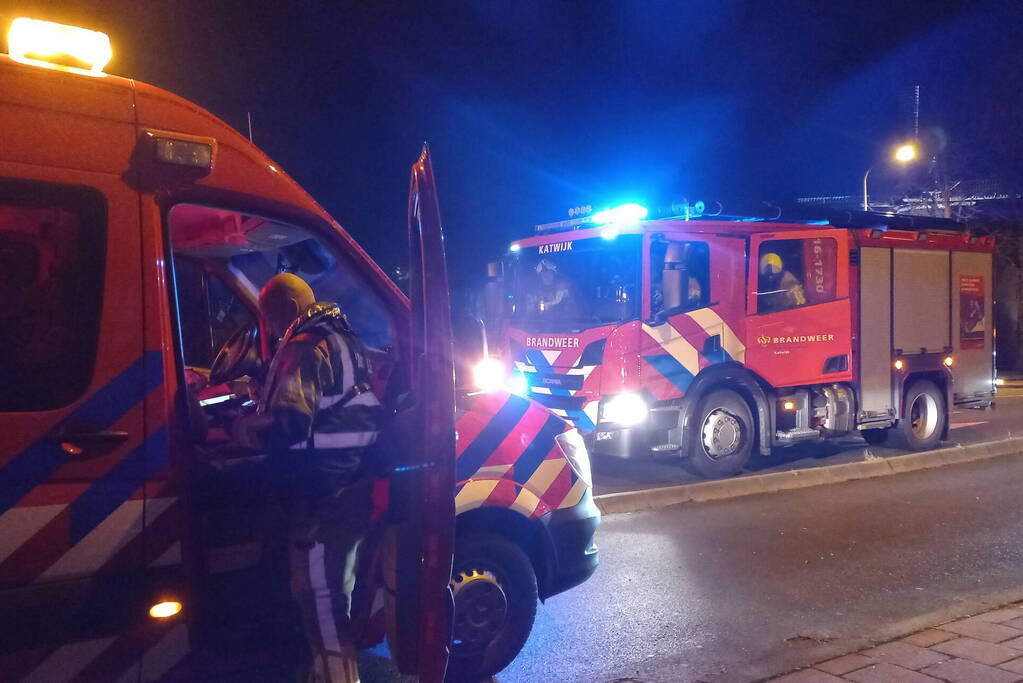 Persoon door omstanders uit water gered