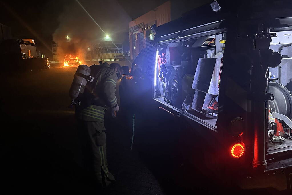 Personenauto verwoest na hevige brand