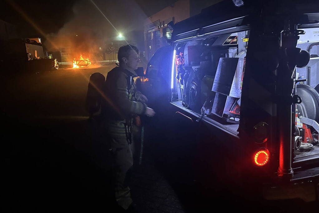 Personenauto verwoest na hevige brand